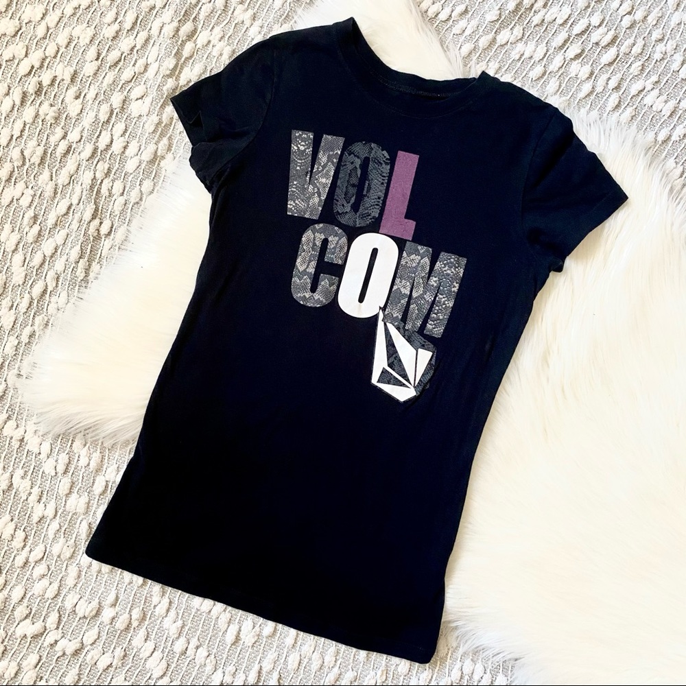 Valcom shirt. Fits smaller than the medium that the shirt is for that brand.